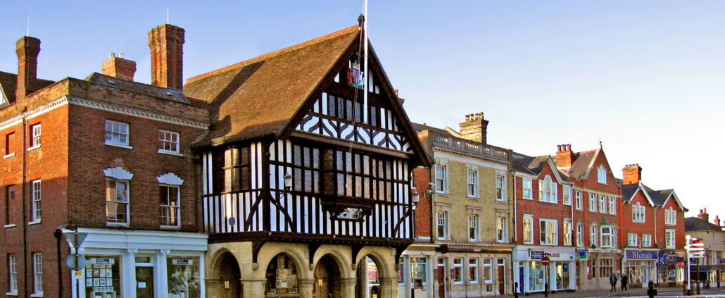 Photo to the Town Hall building and the market square in Saffron Walden